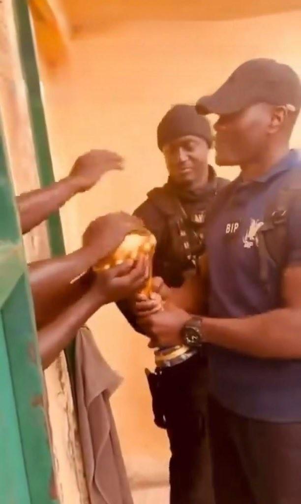 开云体育-一视同仁,塞内加尔让监狱囚犯触摸非洲杯奖杯分享夺冠喜悦