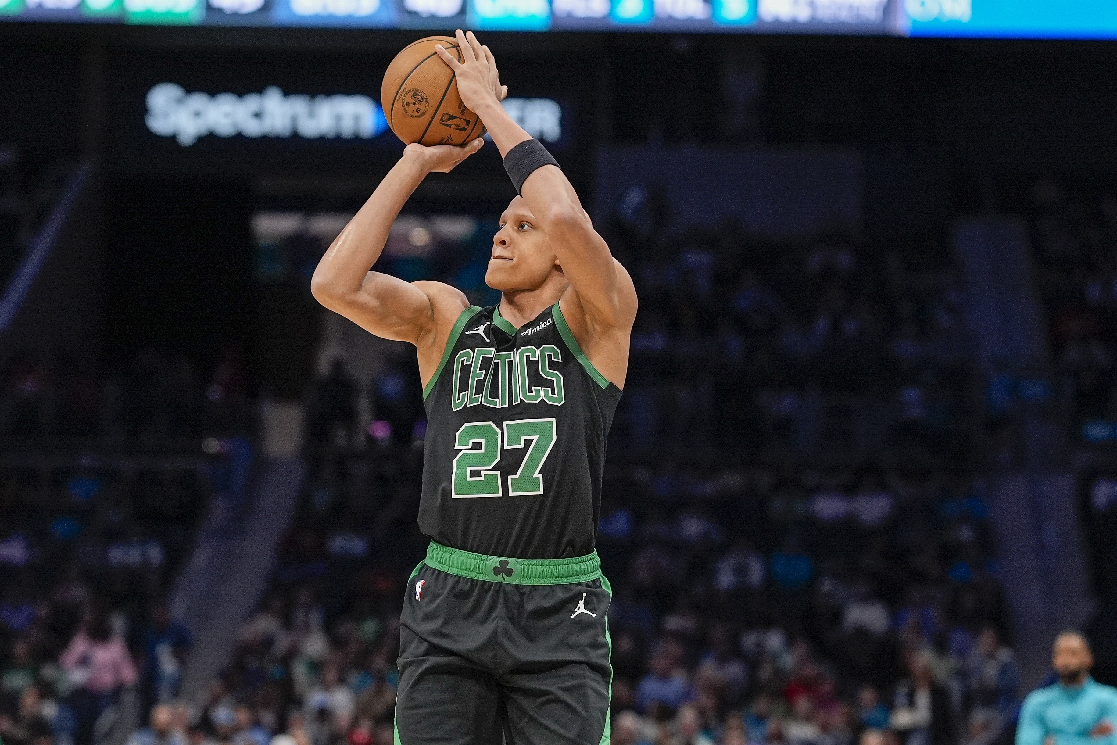 开云APP-杰伦·布朗:我们季后赛时需要沃尔什 会督促他一直保持专注